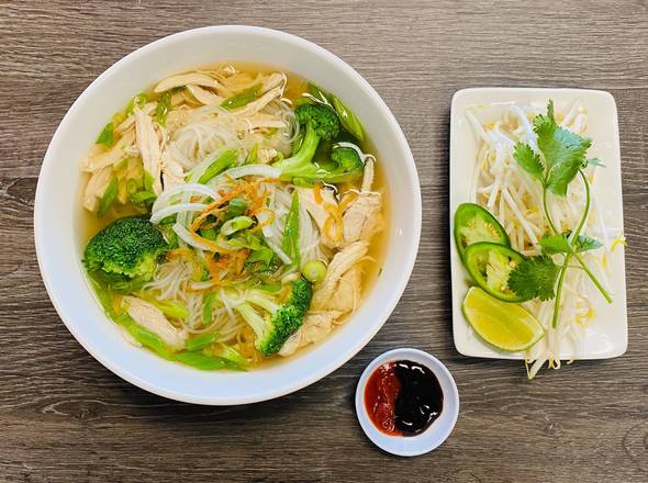 Order 15. Chicken Noodle Soup (Phở Gà) food online from Pho Seven store, San Lorenzo on bringmethat.com