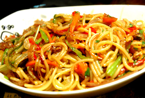 Order Spicy Pork Chow Mein 辣肉絲炒面 food online from King Kee store, San Francisco on bringmethat.com