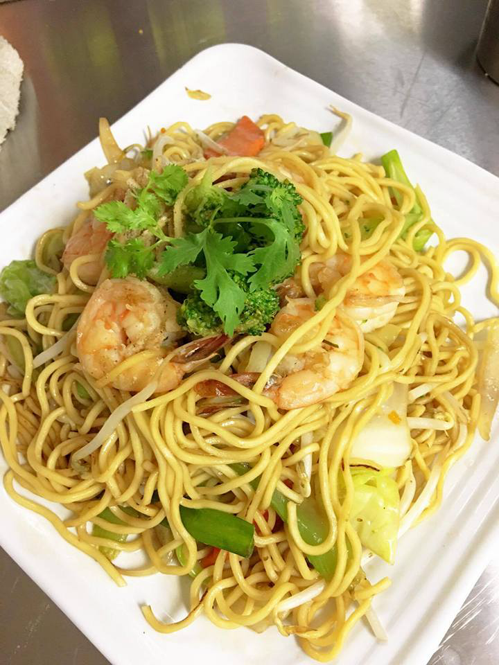 Order Chow Mein food online from Chili & Lemon Thai Cuisine store, Los Angeles on bringmethat.com