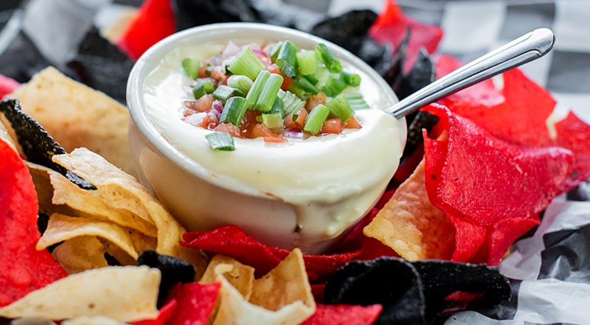 Order Nachos Con Queso food online from Boulder Tap House store, Mankato on bringmethat.com