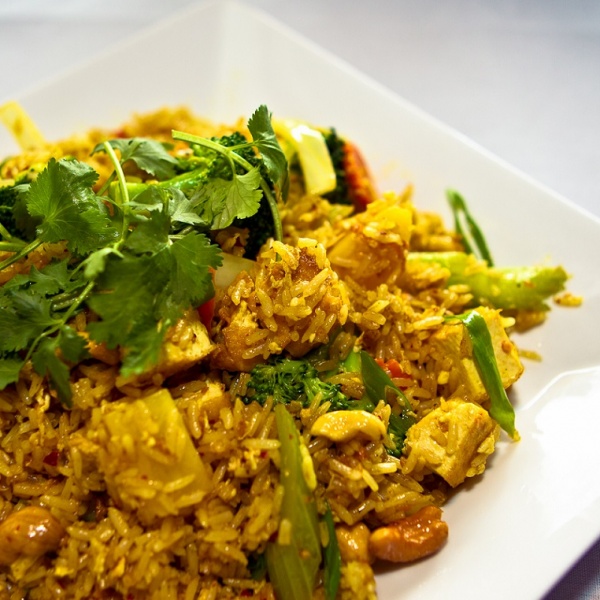 Order Yellow Curry Fried Rice food online from Bai Tong Thai Restaurant store, Issaquah on bringmethat.com