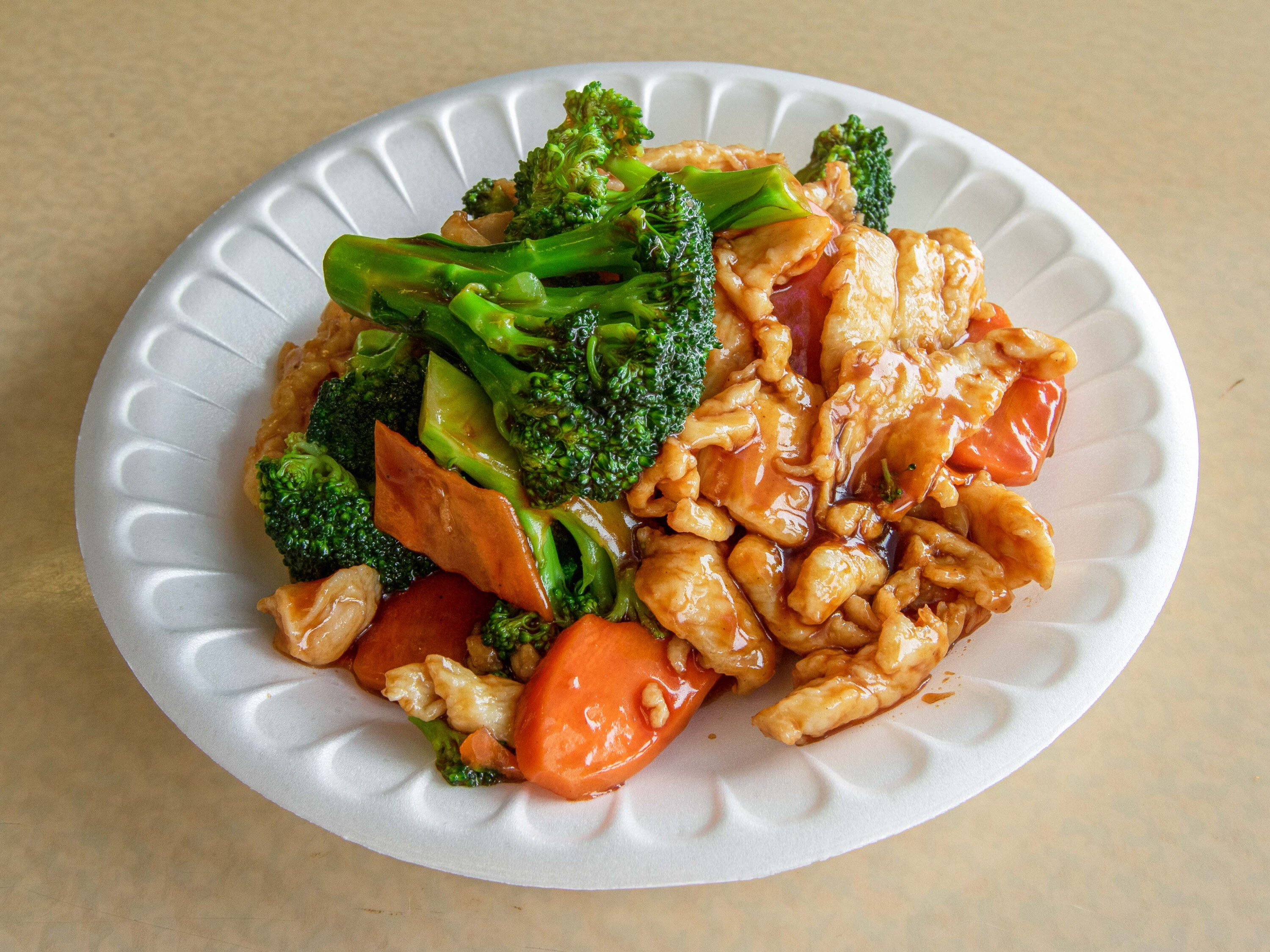 Order 77. Chicken with Broccoli 芥兰鸡 food online from Panda Wok store, Evans Mills on bringmethat.com