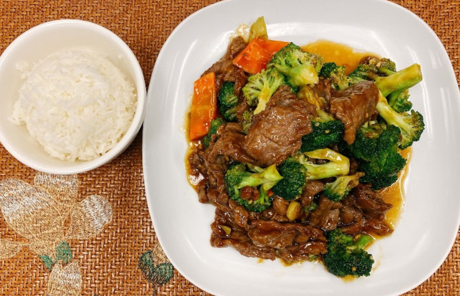 Order B2. Broccoli Beef food online from PAPA CHEN CHINA DINER store, League City on bringmethat.com