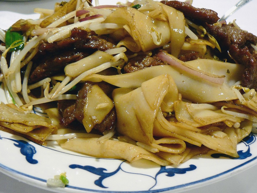 Order 94. Beef Chow Ho Fun food online from Ye Garden store, Glendale on bringmethat.com