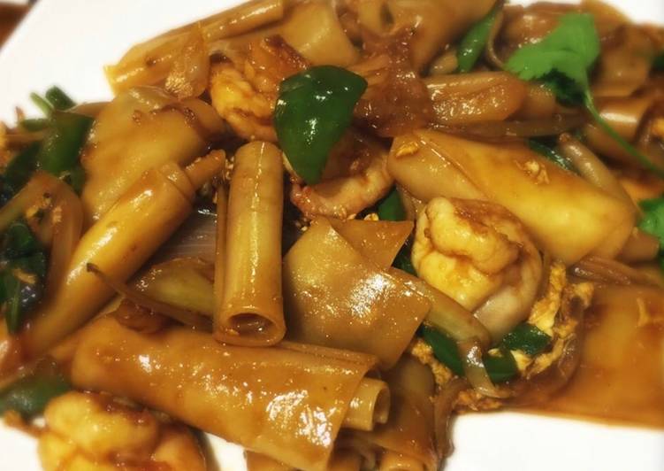 Order Shrimp Drunken Noodle food online from Hunan Taste store, Springfield on bringmethat.com