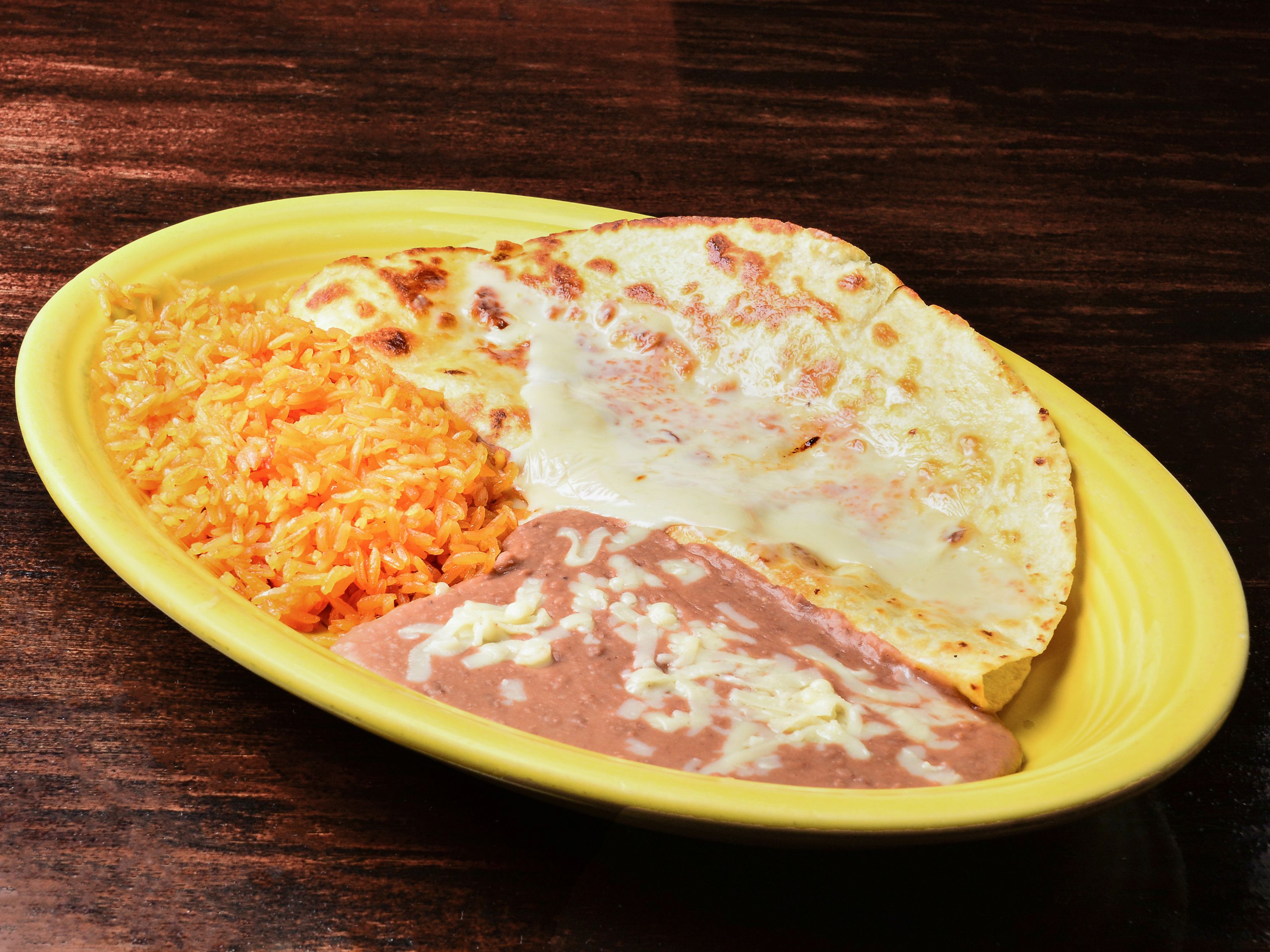 Order Quesadilla Espinacas food online from El Herradero Mexican Grill store, Piqua on bringmethat.com