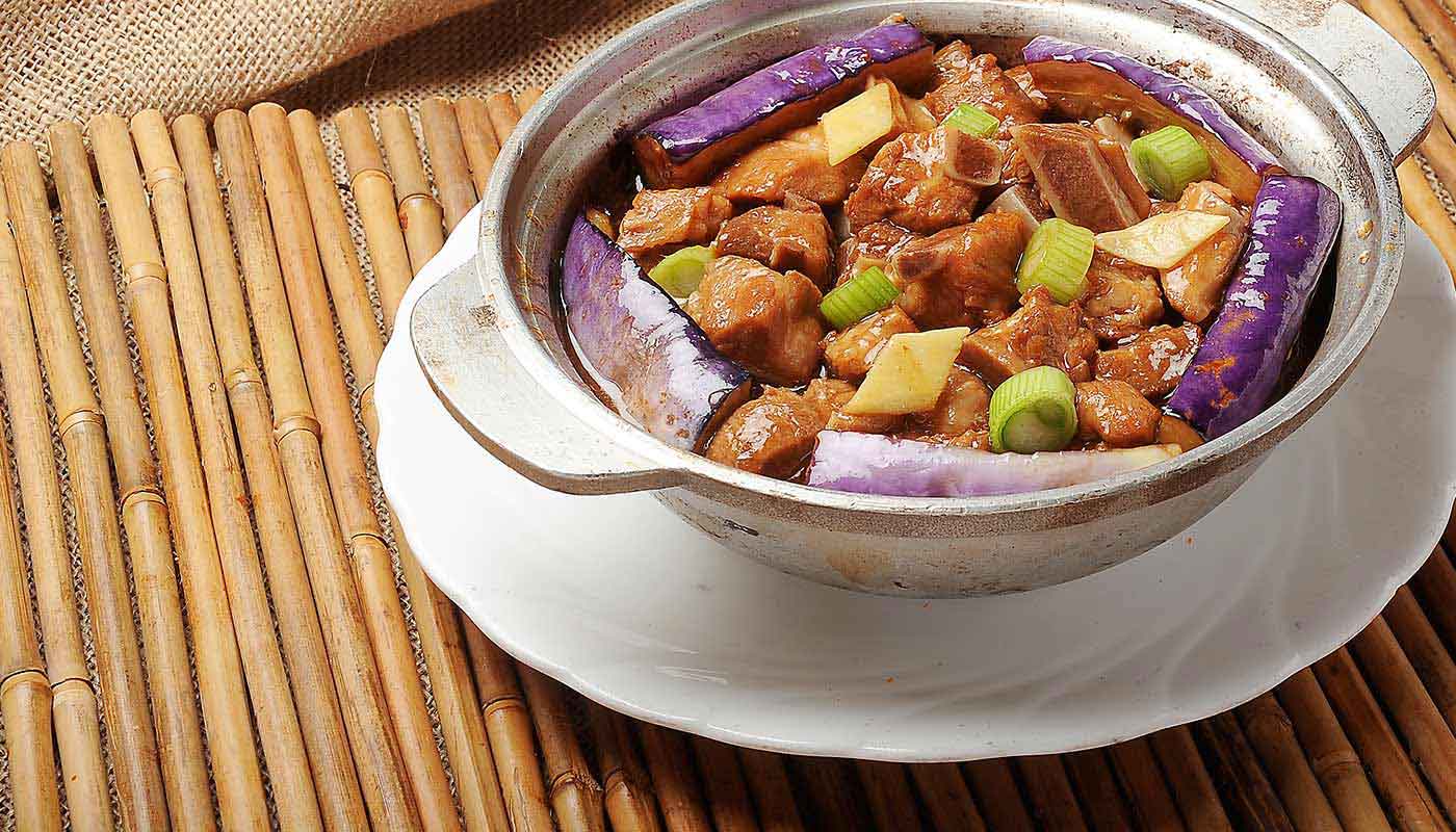 Order E4. Spareribs with Eggplants in Casserole (排骨茄子煲) food online from Happy Harbor Cuisine store, Alhambra on bringmethat.com