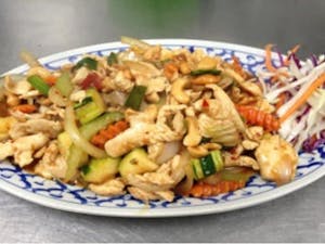 Order E34. Cashew Nut Chicken ไก่ผัดเม็ดมะม่วงหิมพานห food online from Amazing Thai Cuisine store, Broken Arrow on bringmethat.com