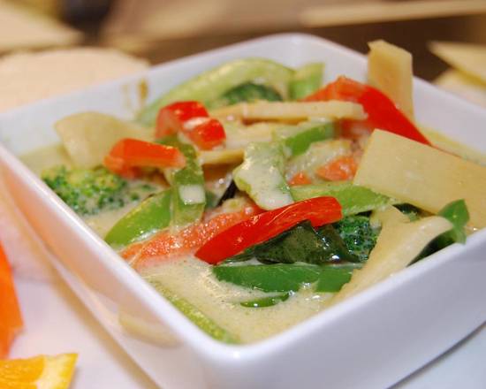 Order 38. kaeng khaio wan green curry food online from Downtown Thai & Pho store, Winston-Salem on bringmethat.com