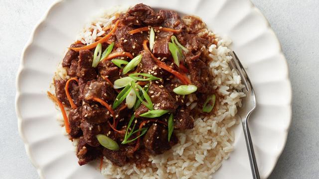 Order K6. Mongolian Beef Over Rice 蒙古牛肉飯 food online from Hing Lung Cafe store, South San Francisco on bringmethat.com