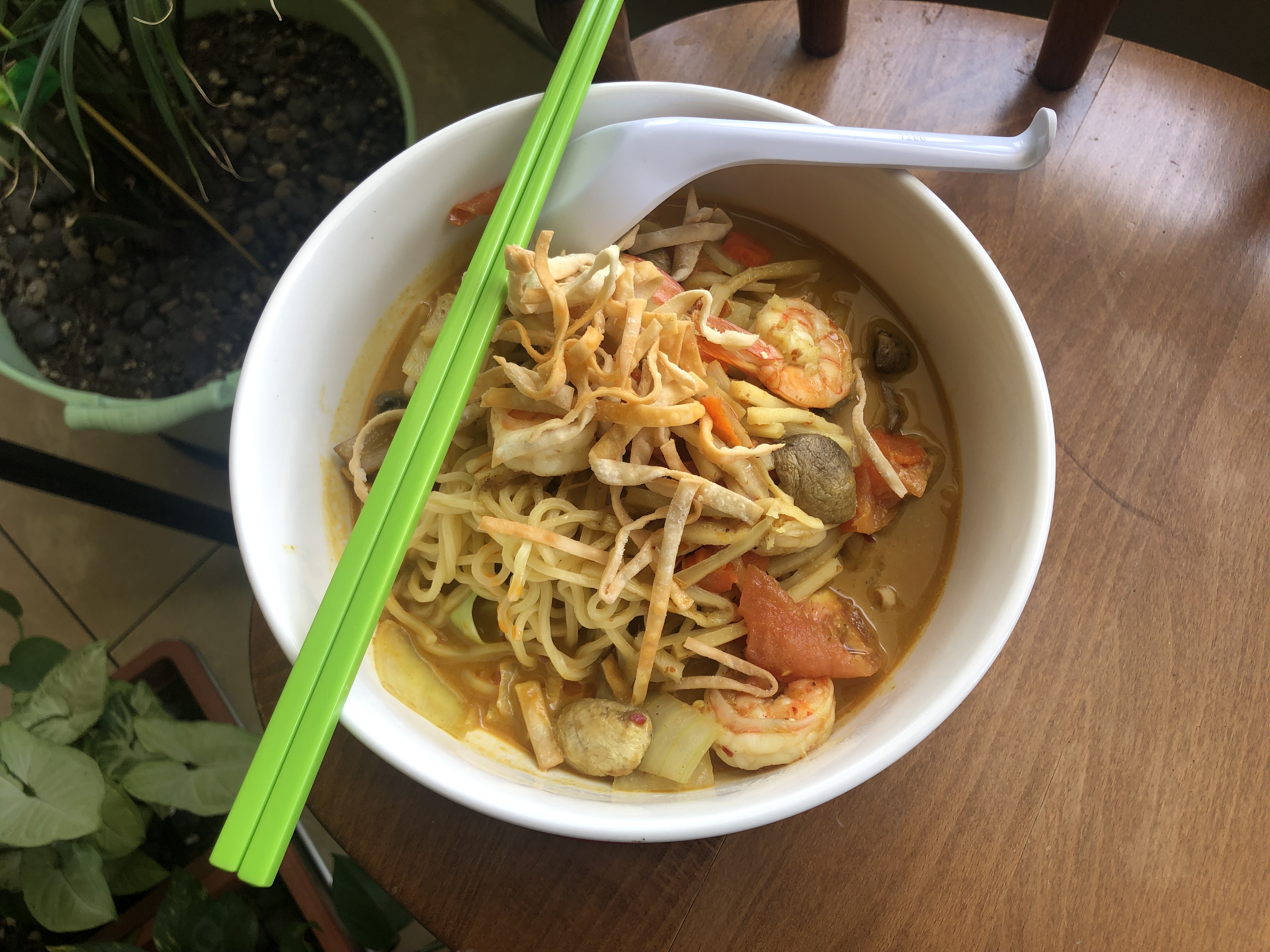Order N6. Curry Noodles food online from Thai Quality Restaurant store, Oxnard on bringmethat.com