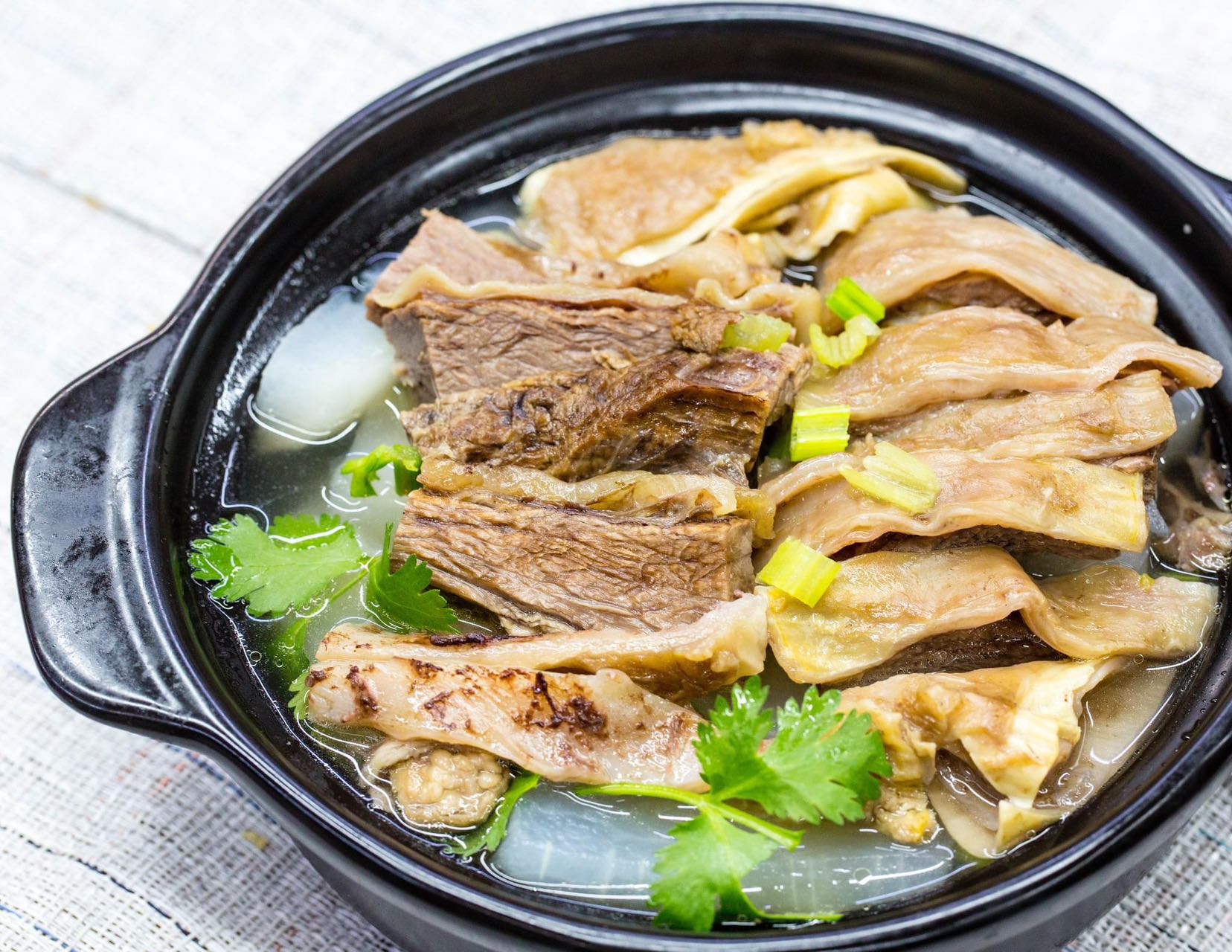 Order 驰名清汤牛腩 Beef Flank Soup food online from August Gatherings store, New York on bringmethat.com