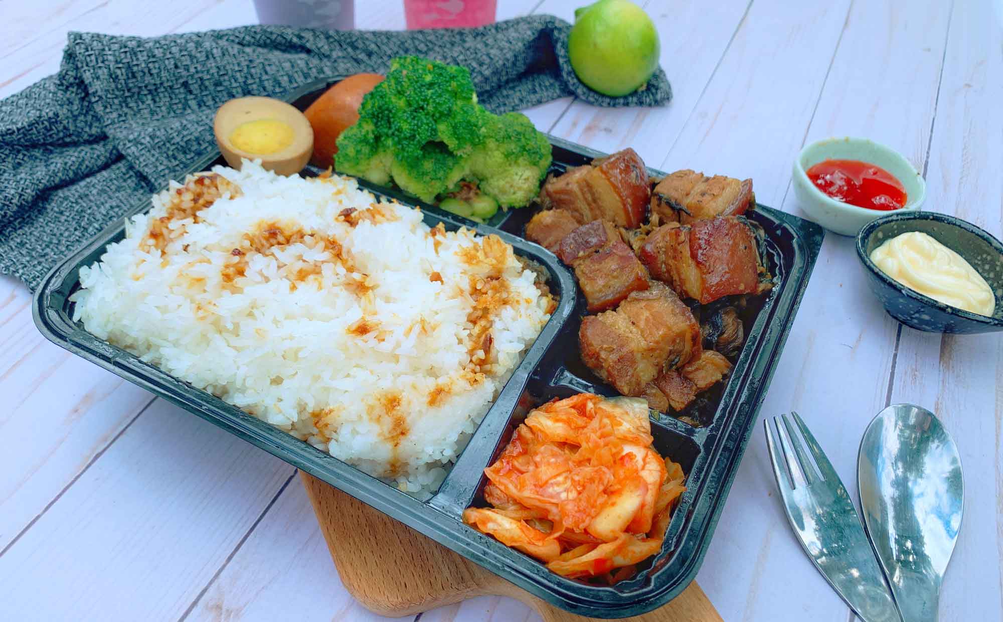 Order Braised Pork Belly Rice Bowl 控肉饭 food online from Ume Tea store, Fremont on bringmethat.com