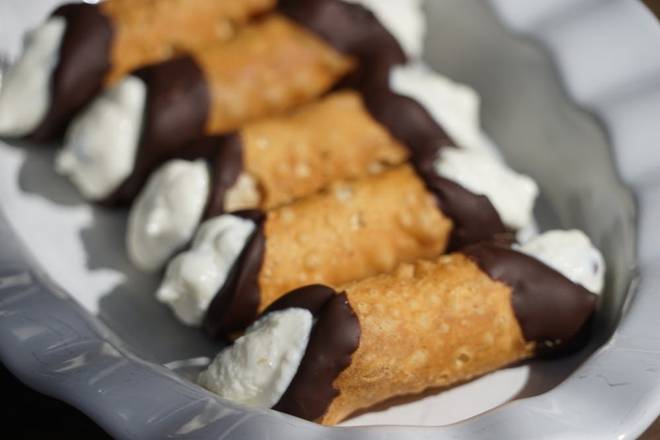 Order Cannoli food online from Bozzelli's Italian Deli - Loisdale Rd. store, Lee on bringmethat.com