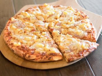 Order Hawaiian Pizza food online from Davanni's store, Plymouth on bringmethat.com