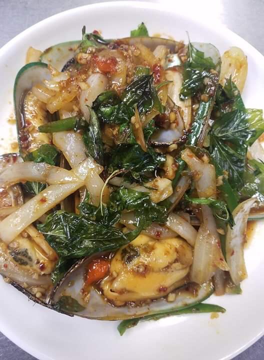Order CS16. Spicy Basil Green Mussel food online from Thai Bbq & Noodles store, Cypress on bringmethat.com