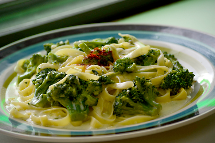 Order Fettuccine Alfredo with Broccoli food online from Famous Pizza Express store, Riverdale on bringmethat.com