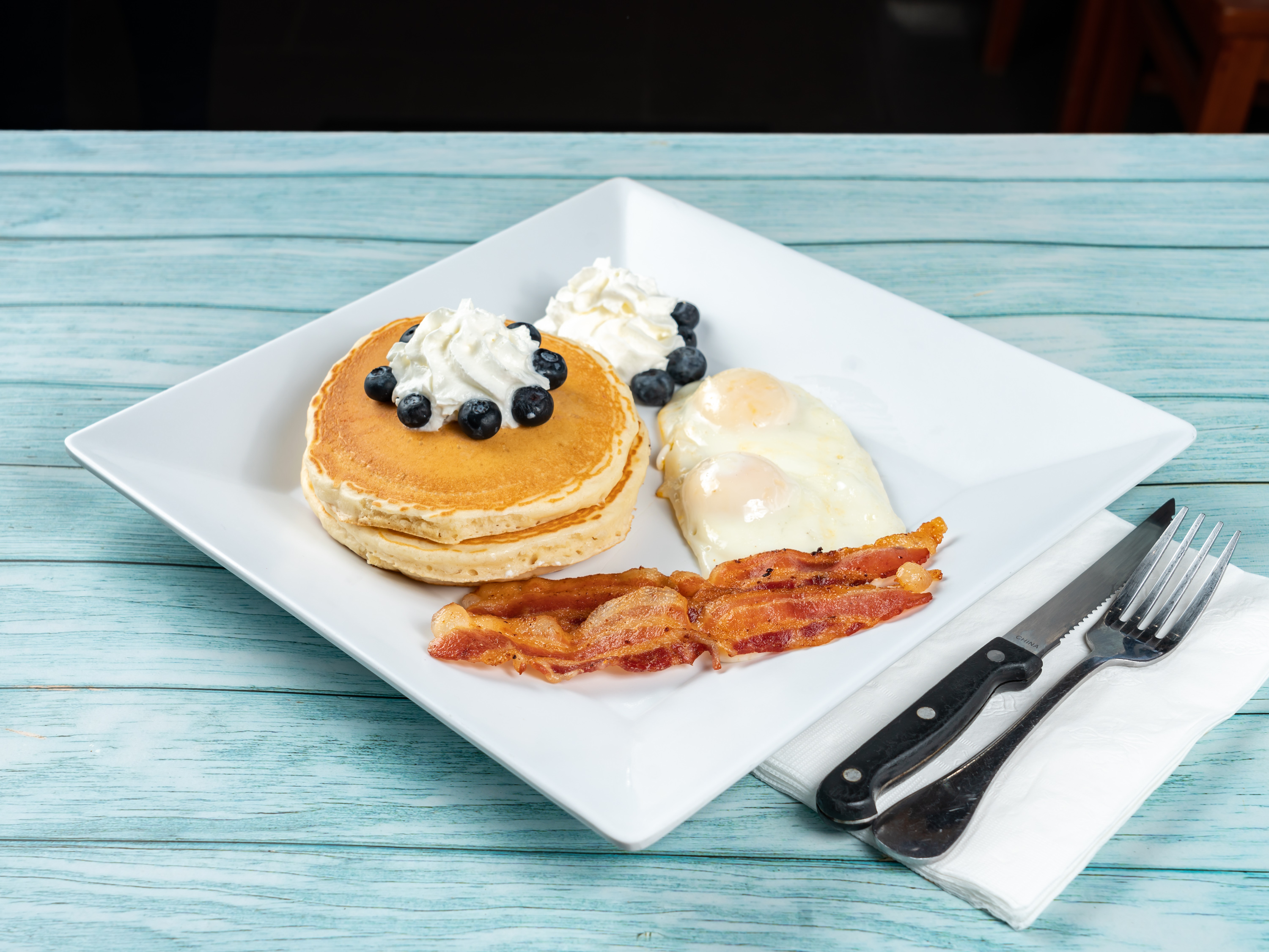 Order Pancakes con Blueberry food online from El Sabor Azogueno Bakery & Restaurant store, Corona on bringmethat.com