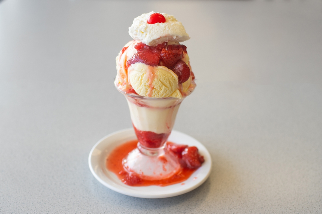 Order Sundae Small - food online from Leatherby Family Creamery store, Citrus Heights on bringmethat.com