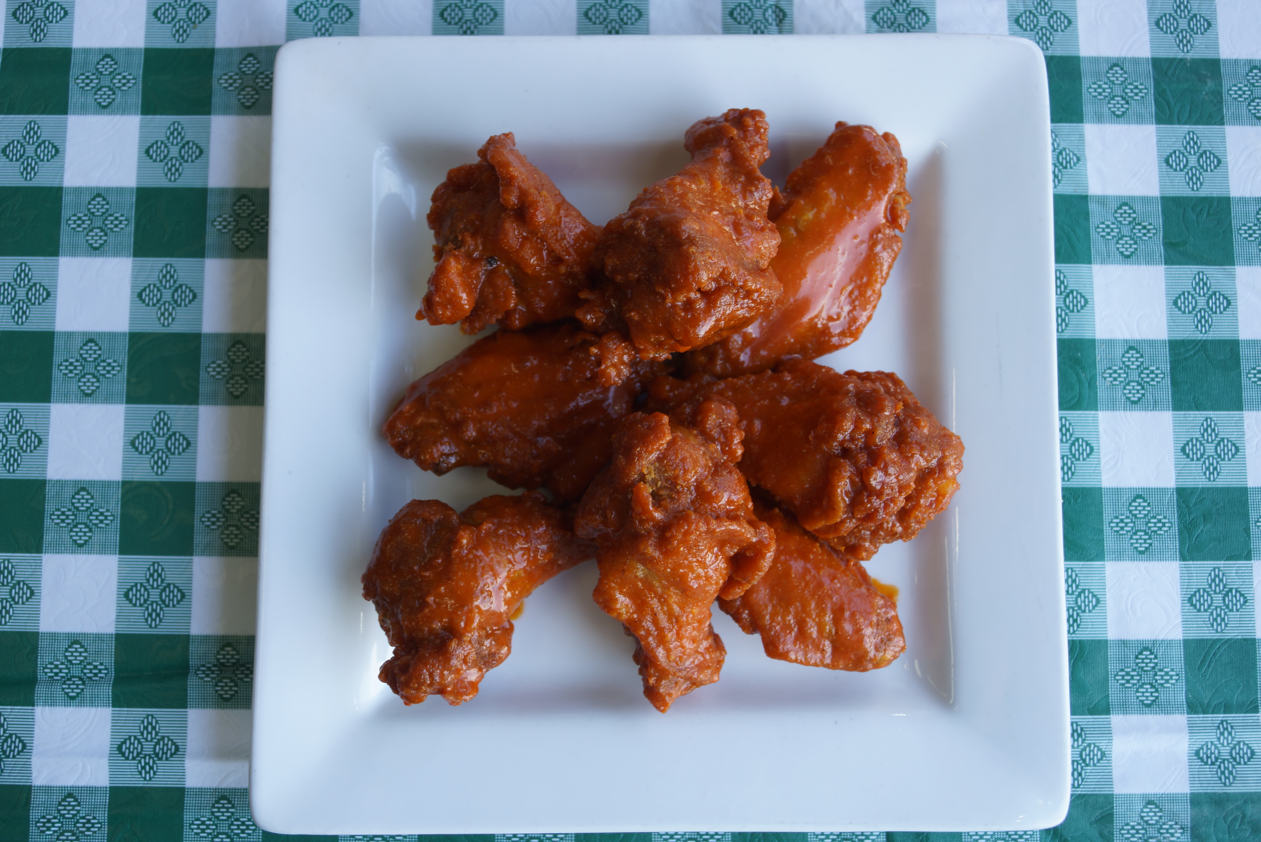 Order Chicken Wings w/FF food online from La Pizzeria Del Sabor store, Yonkers on bringmethat.com