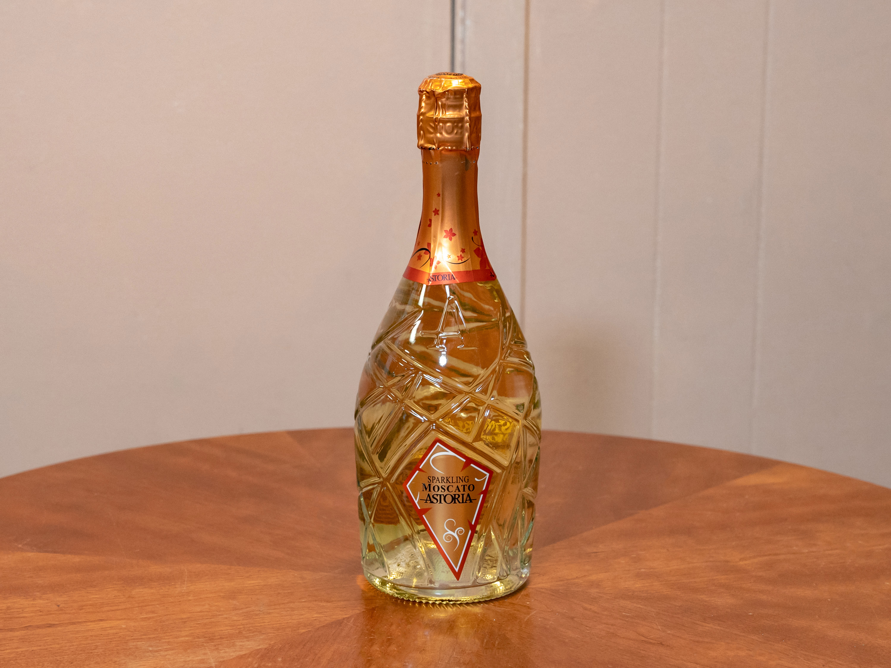 Order Moscato Astoria, 750 ml. Sparkling Wine food online from Jose's Wines & Liquors store, Valley Cottage on bringmethat.com