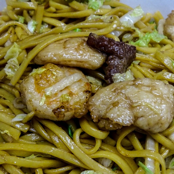 Order R6. Combination Lo Mein food online from QQ Star China Cafe store, Friendswood on bringmethat.com
