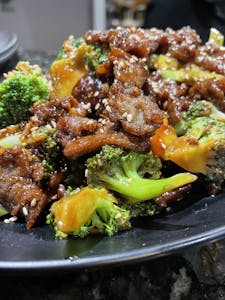 Order Beef & Broccoli food online from Aki Sushi & Japanese Fusion store, San Jacinto on bringmethat.com