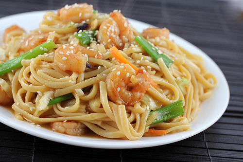 Order 35. Shrimp Lo Mein food online from Lian's Kitchen store, Garfield on bringmethat.com
