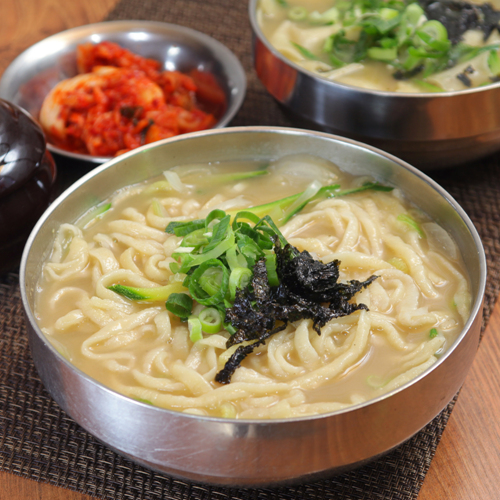 Order F19. Chopped Noodle in Beef Soup / 사골 칼국수 food online from Food Avenue store, Ridgefield on bringmethat.com