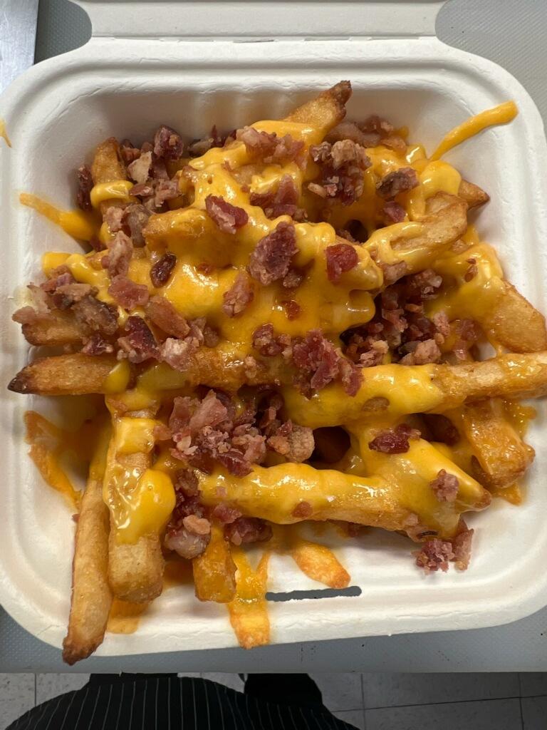 Order Bacon Cheese Fries food online from Cutting Edge Pizza & Wings store, Atlanta on bringmethat.com