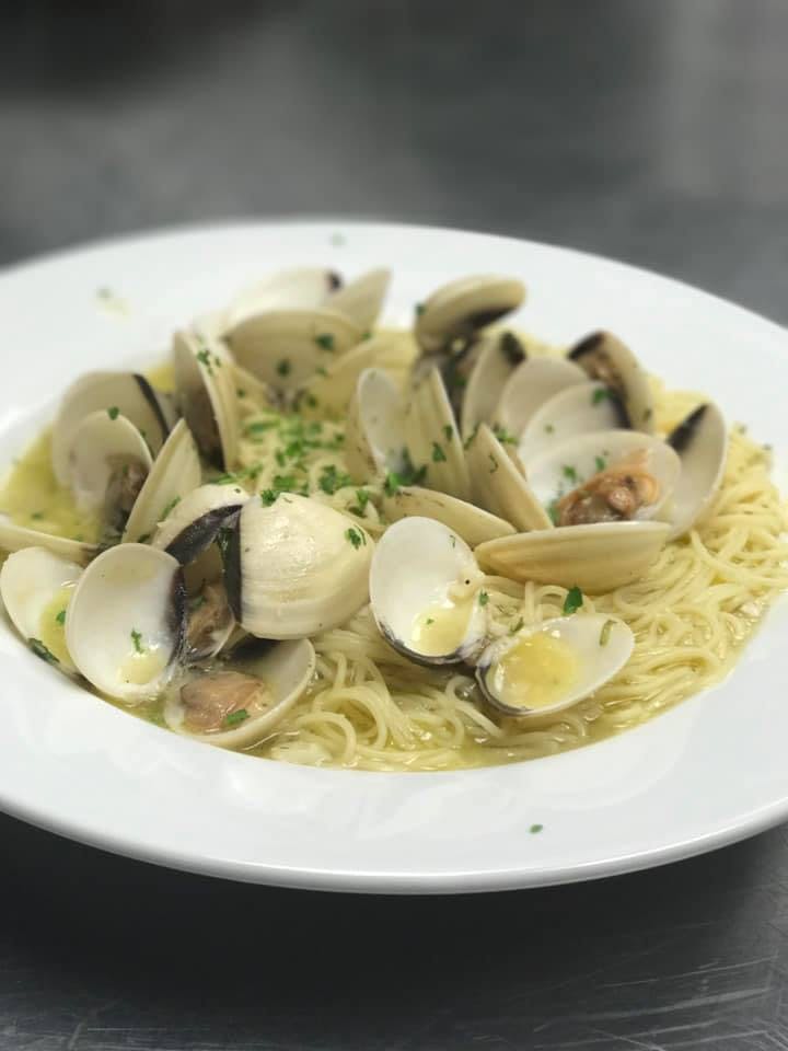 Order Linguine Clams White - Entree food online from Italian Delite Pizzeria & Restaurant store, Trappe on bringmethat.com
