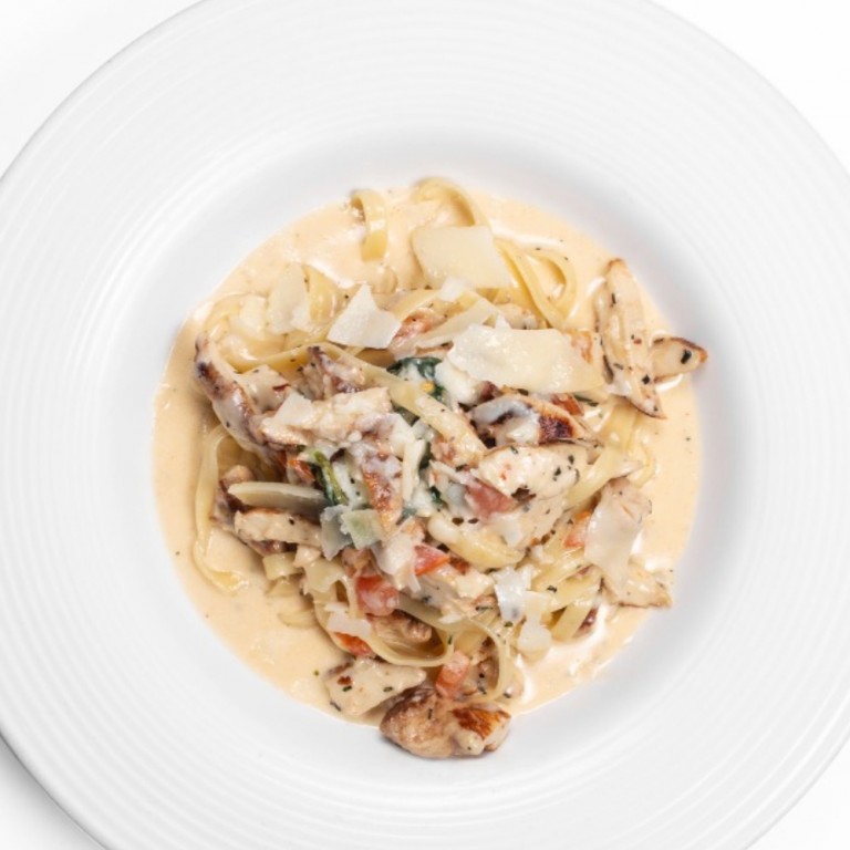 Order Fettuccine Pollo Champagne food online from Horseless Carriage store, North Hills on bringmethat.com