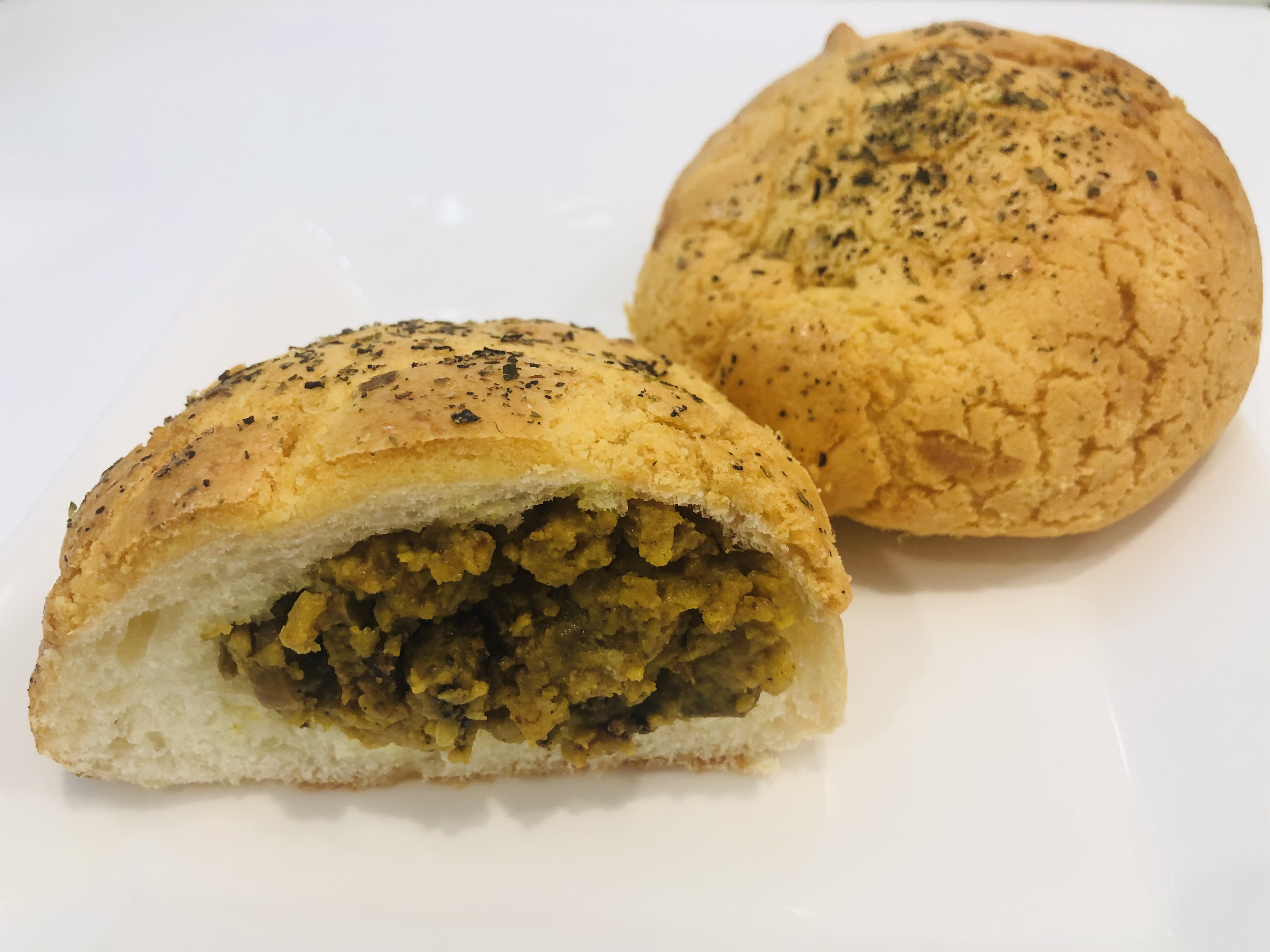 Order Curry Beef Pinapple Bun 菠蘿咖喱牛包 food online from Pineapple King Bakery store, San Francisco on bringmethat.com