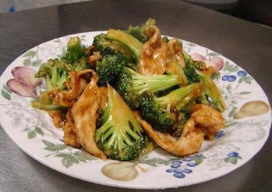 Order 98. Chicken with Broccoli 芥兰鸡 food online from Crystal Jade Chinese Restaurant  store, Saint Paul on bringmethat.com