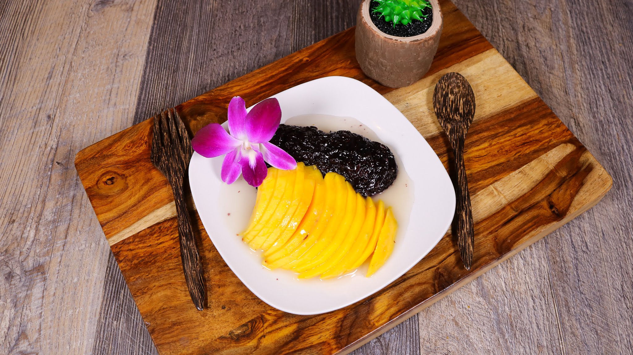 Order Thai Coconut Sticky Rice with Fresh Mango food online from 5 R CHA Thai Bistro store, Mesa on bringmethat.com