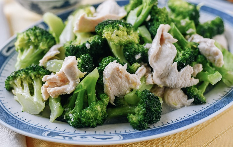 Order D10. Steamed Chicken with Broccoli food online from Profit Chinese Restaurant store, New York on bringmethat.com