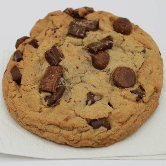 Order Jumbo Chocolate Chip Cookie food online from Mr. Mac Macaroni & Cheese store, Manchester on bringmethat.com