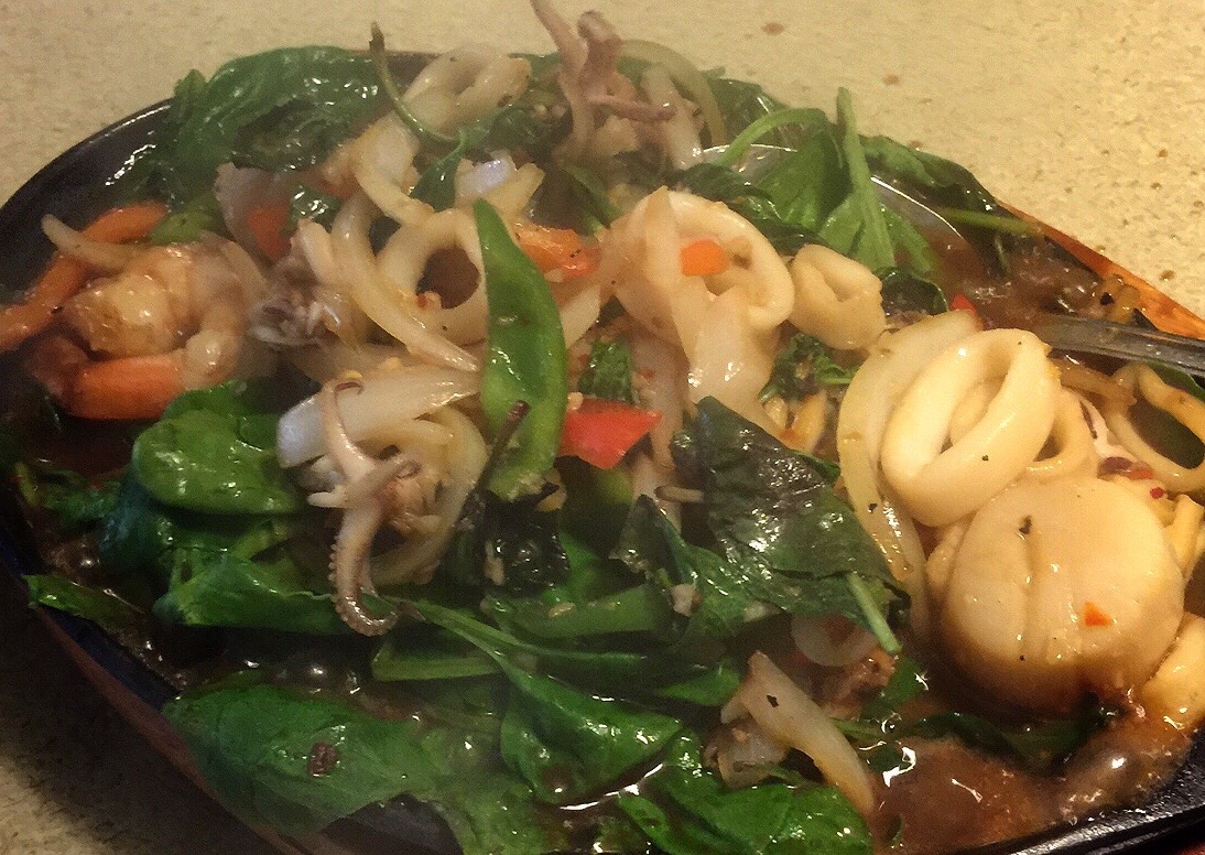Order Sizzling Seafood with Basil Sauce food online from Noodle N Thai store, Springfield on bringmethat.com