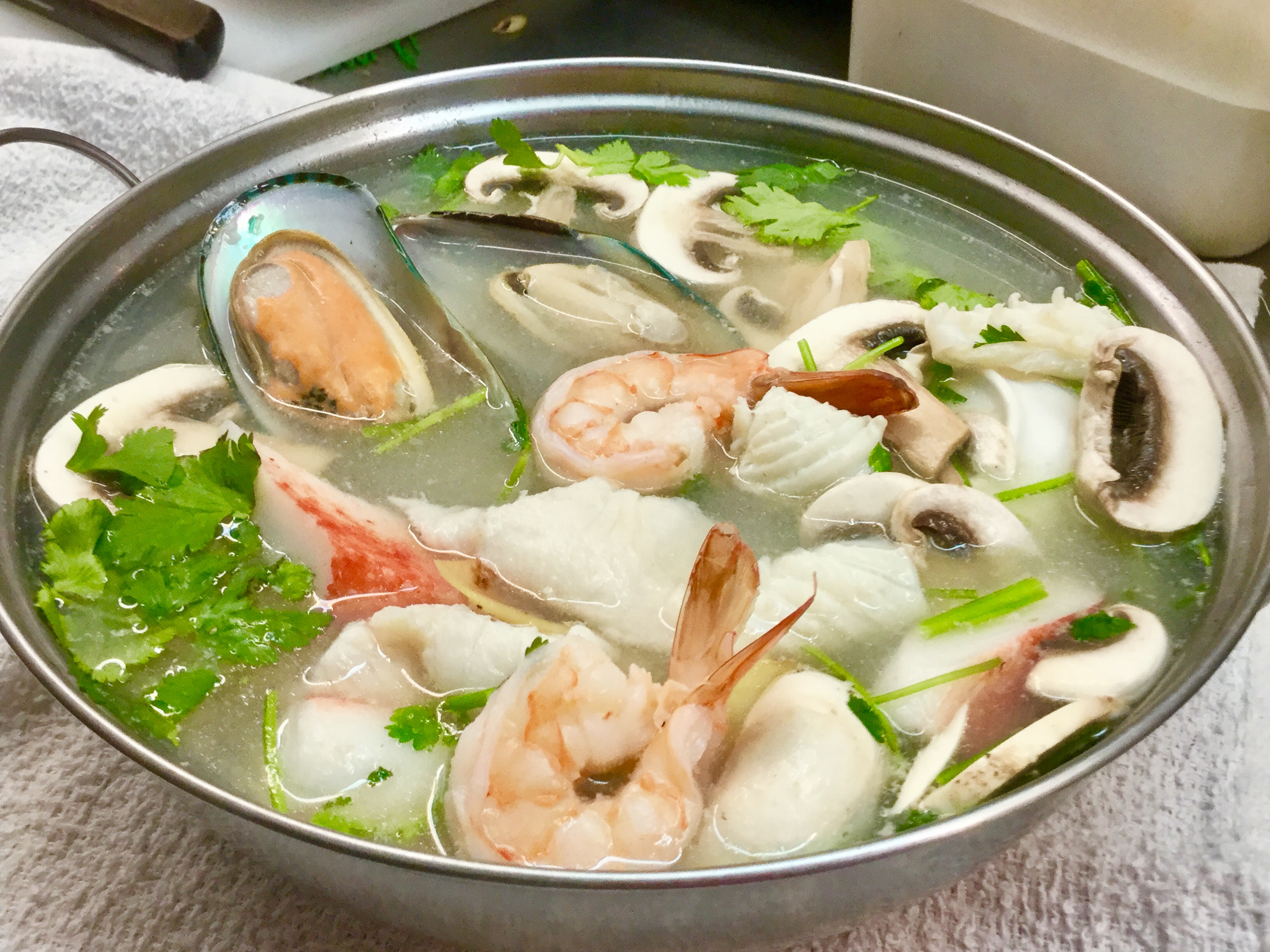 Order Seafood Soup ( Po-tak ) food online from Khun Dang Thai Restaurant store, North Hollywood on bringmethat.com