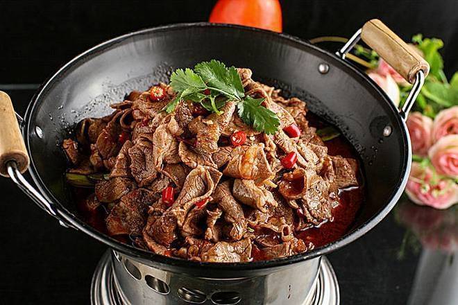 Order W4.干锅肥牛Sliced Beef in Hot Wok food online from Taste of North China store, Jersey City on bringmethat.com