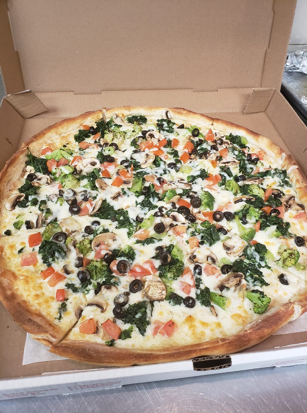 Order Deluxe Veggie Pizza - Small 12" food online from Golden Crust Pizzeria store, Philadelphia on bringmethat.com