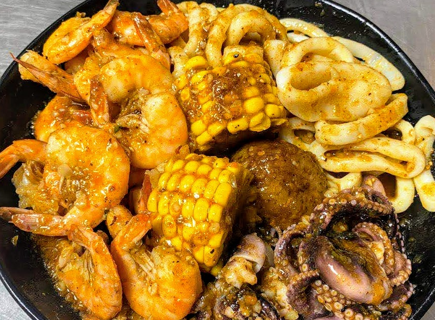 Order Sc9. Seafood Combo food online from Captain King Seafood City store, Memphis on bringmethat.com