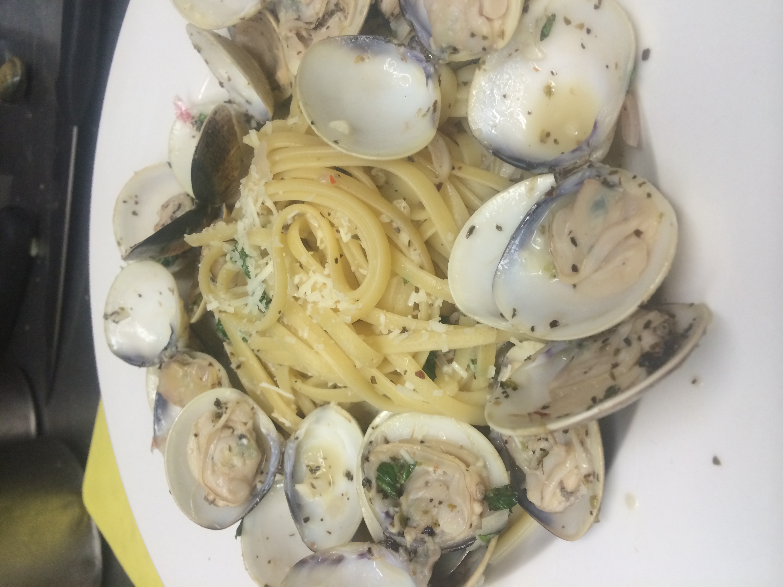 Order Linguini with White Clam Sauce food online from Nicolosi's Italian Restaurant store, San Diego on bringmethat.com
