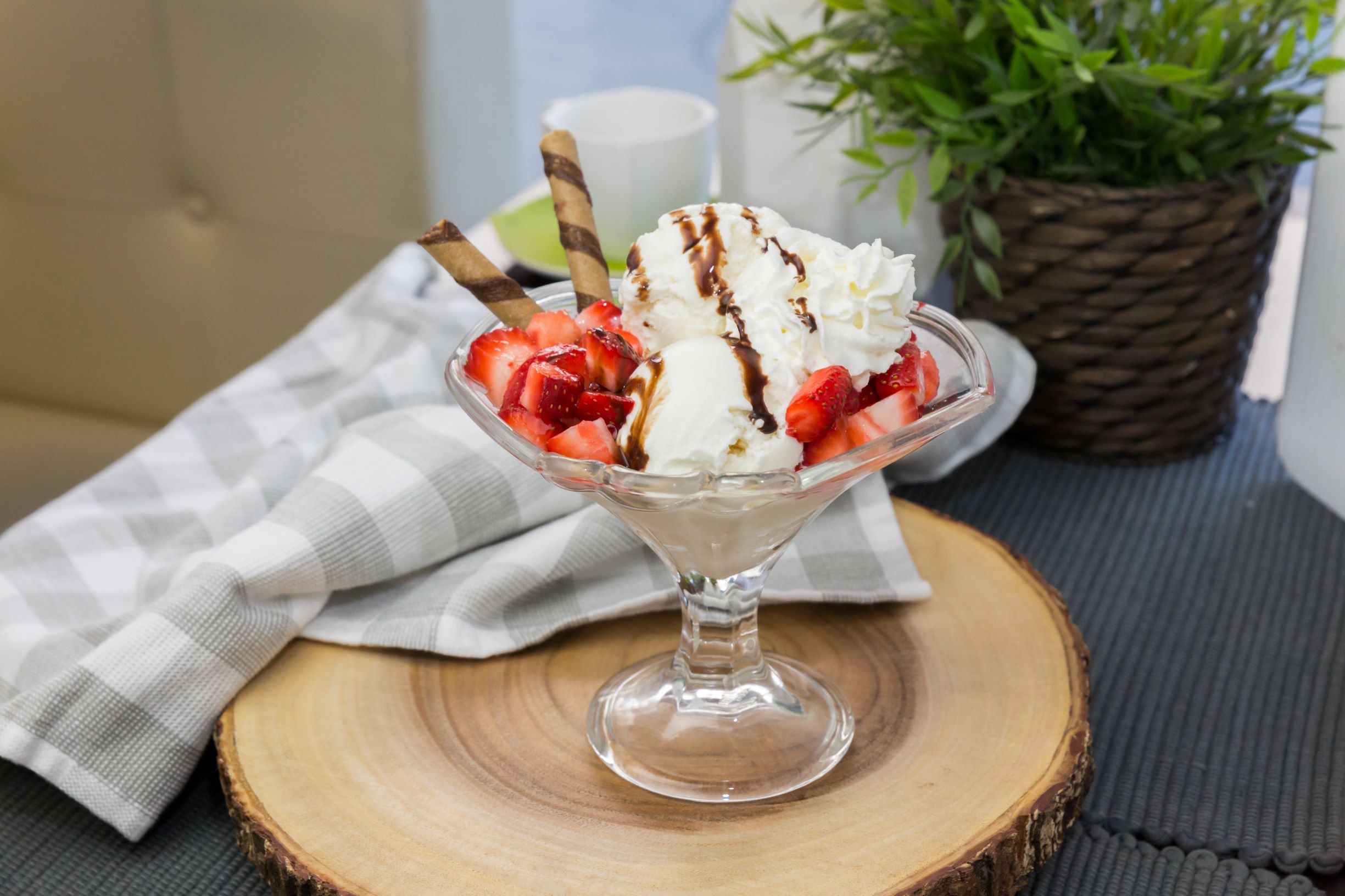 Order Vanilla Strawberry Sundae with Chocolate Syrup food online from Mango Mango Dessert store, Elmhurst on bringmethat.com