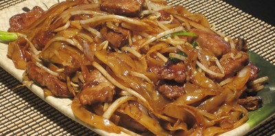 Order Hong Kong Beef Noodles 干炒牛河 food online from New Peking store, Crystal Lake on bringmethat.com