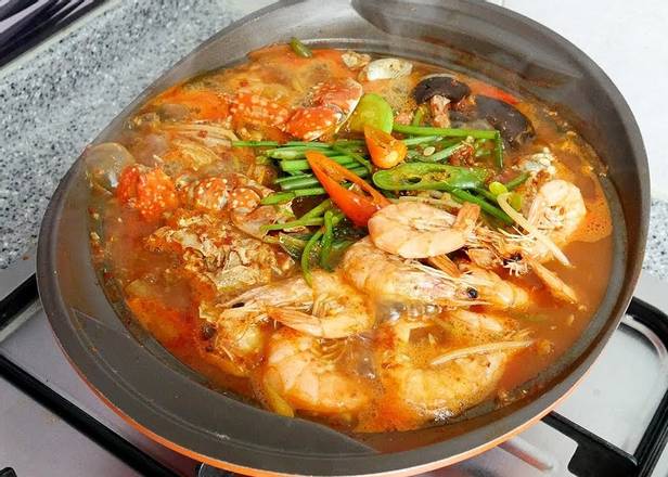 Order Spicy Assorted Seafood and Vegetable Soup (Haemul Tang) food online from Koreana Restaurant store, Beaverton on bringmethat.com