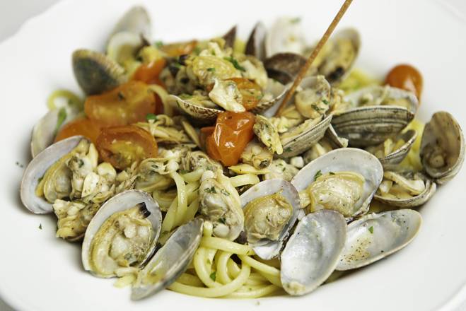 Order Linguine alle Vongole food online from Carmine Italian Cuisine store, Cottonwood Heights on bringmethat.com