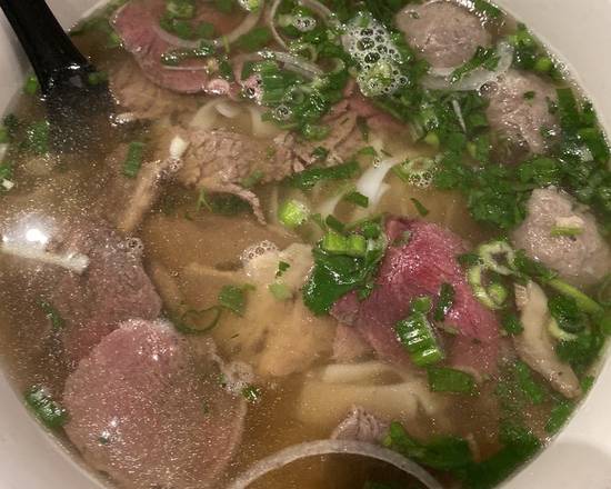 Order 23 - Rare Beef Filet, Brisket and Meatbeef Ball Noodle Soup - 特別牛肉湯河粉 - Phở Bò Đặc Biệt food online from Pho Element store, San Mateo on bringmethat.com