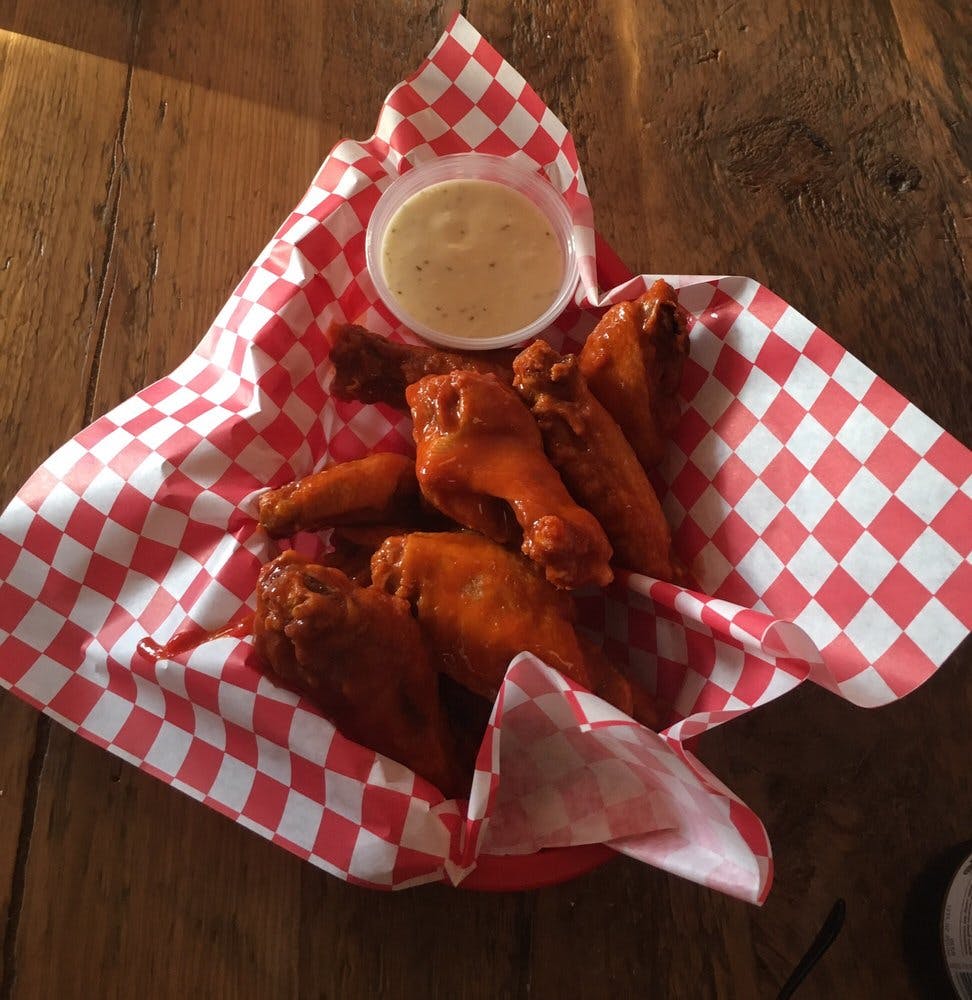 Order Buffalo Chicken Wings - 10 Pieces food online from Middy Mags Pizzeria store, Glenview on bringmethat.com