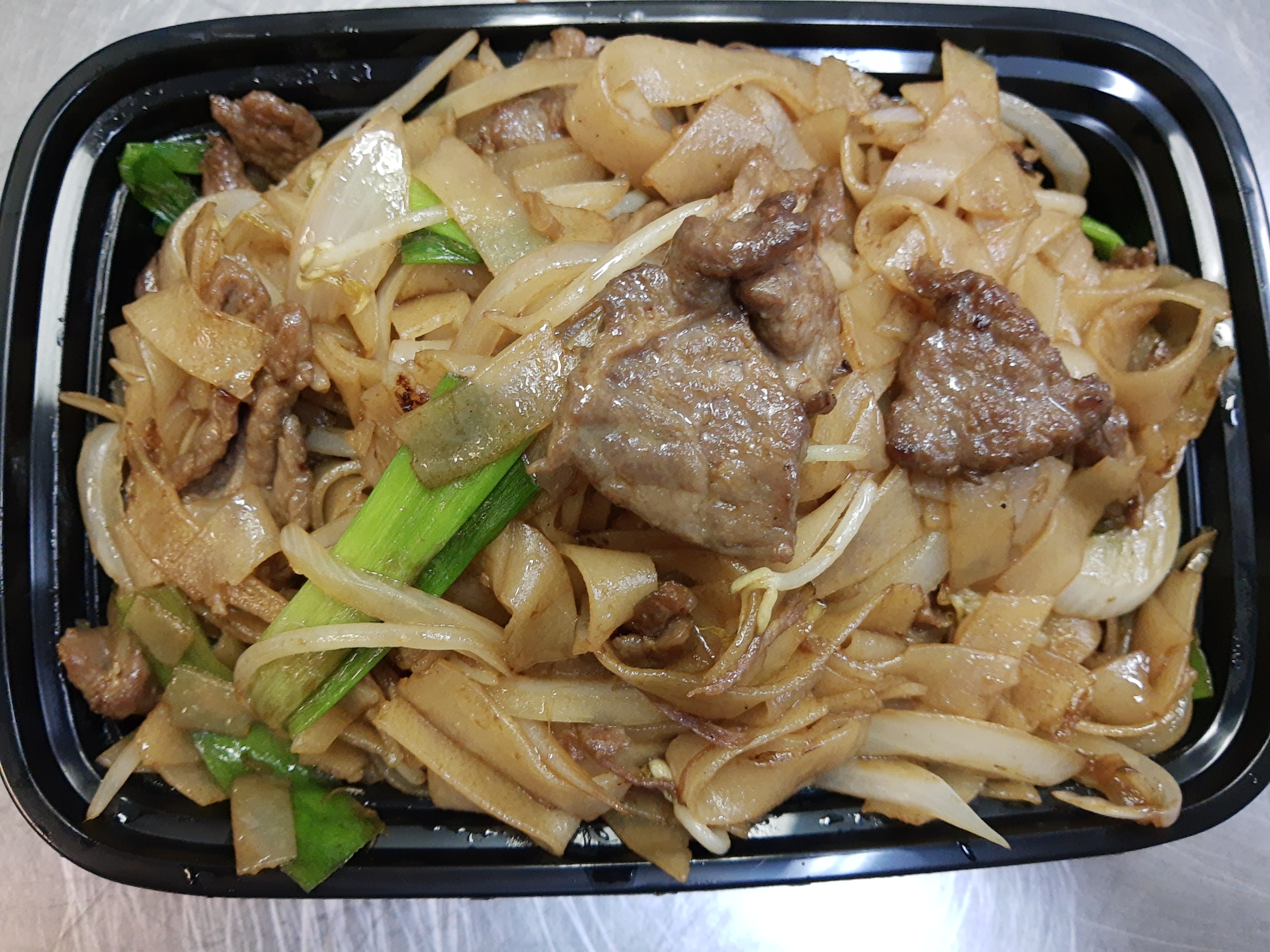 Order N6. Beef Chow-Fun Dried Style food online from 88 Chinese & Sushi Sherman Oaks store, Van Nuys on bringmethat.com